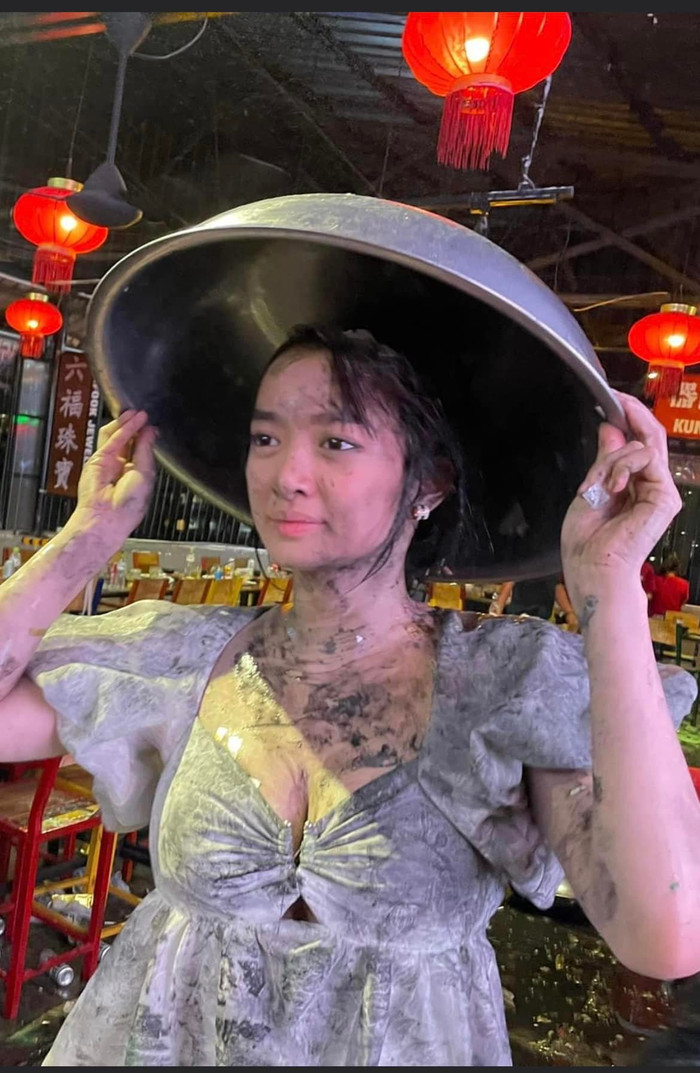 Kaity Nguyễn có vẻ đã bị những người chị em mình 'hành hạ' nhiều nên mới có bộ dạng 'thê thảm' như hiện tại