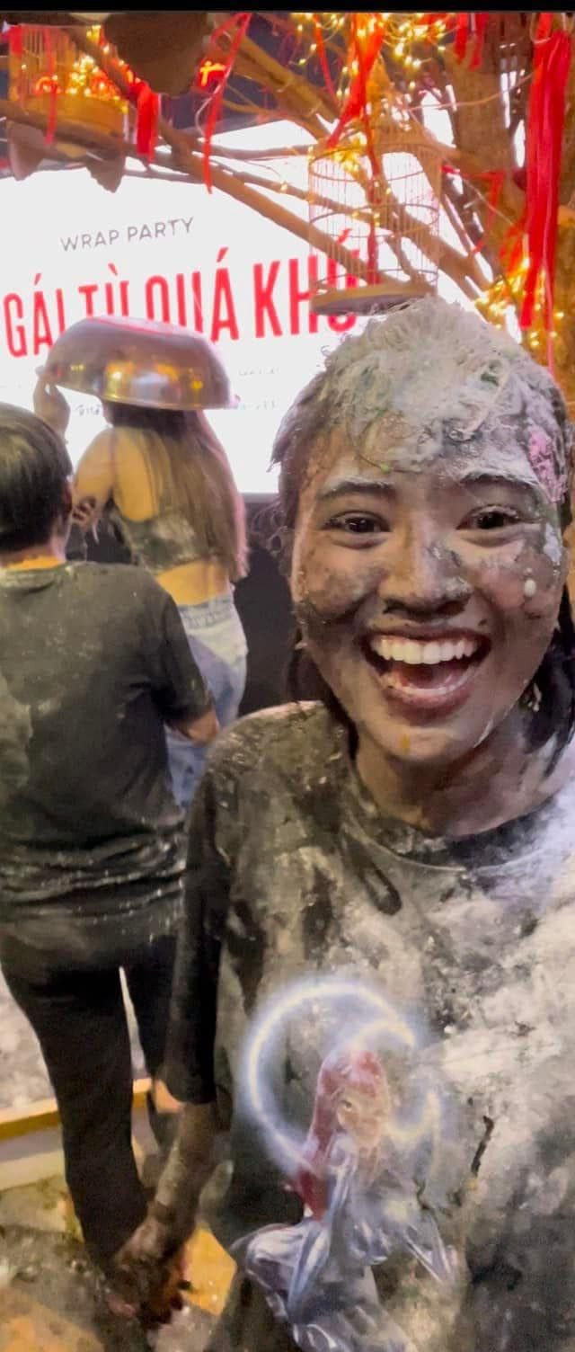 Ninh Dương Lan Ngọc có vẻ rất thích thú với cuộc vui này