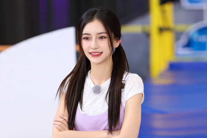 Năm 2015, Angelababy giành được vị trí quán quân nhờ chương trình thực tế Keep Running và 'đám cưới thế kỉ' với Huỳnh Hiểu Minh. 