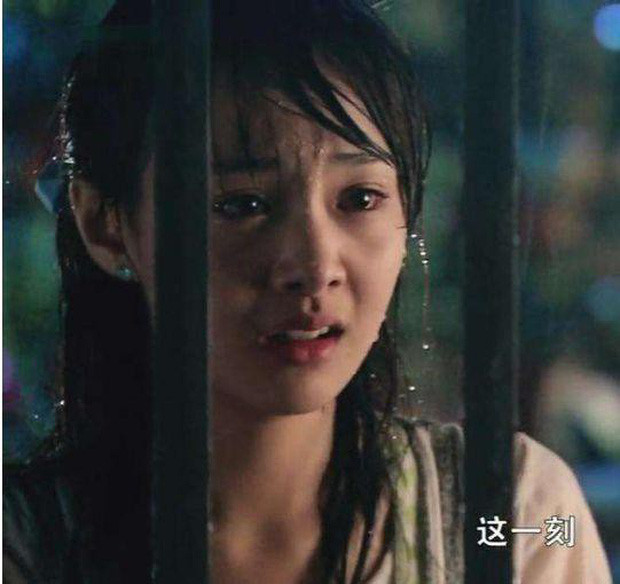 Hình ảnh dưới mưa của Trịnh Sảng năm 18 tuổi đã chiếm trọn trái tim của khán giả.