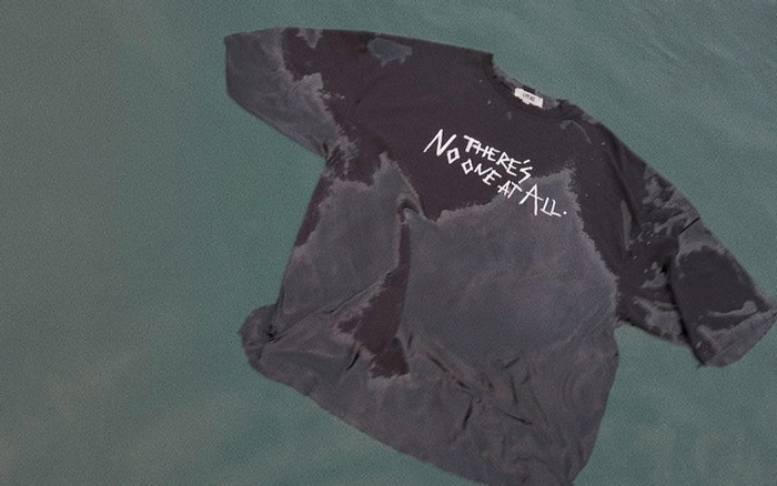 Sơn Tùng ném luôn áo There's is no one at all xuống biển sau drama bị gỡ MV Ảnh 2