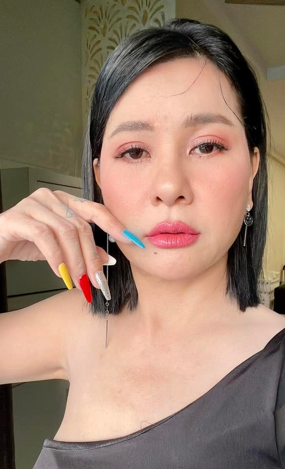 Nữ diễn viên thường xuyên đăng tải những hình ảnh chụp cận mặt trên trang cá nhân