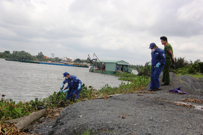 Tá hỏa phát hiện thi thể không đầu, không tay trôi trên sông ở Cà Mau Ảnh 1