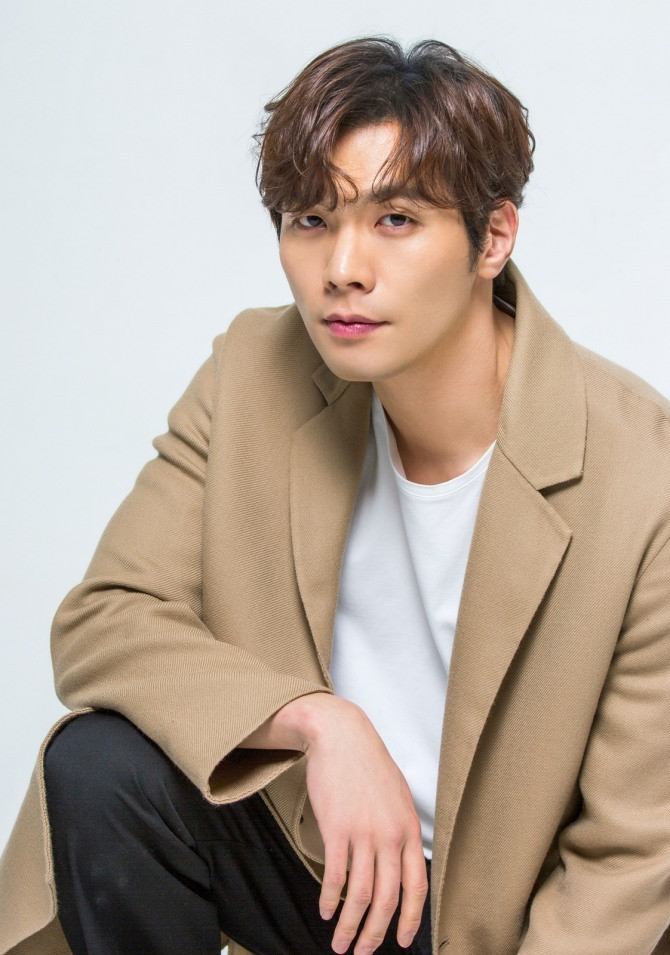 Phim đánh dấu sự quay trở lại của Nam diễn viên Daniel Choi sau 4 năm vắng bóng màn nhỏ. Trong Today's Webtoon anh sẽ đảm nhận vai Seok Ji-hyung - phó tổng biên tập của ban biên tập Webtoon Neon.