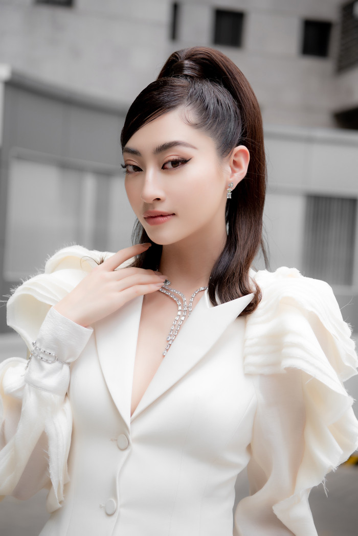 Lương Thùy Linh khiến fan 'xịt máu mũi' với vóc dáng đẹp như thiên thần nội y Ảnh 4