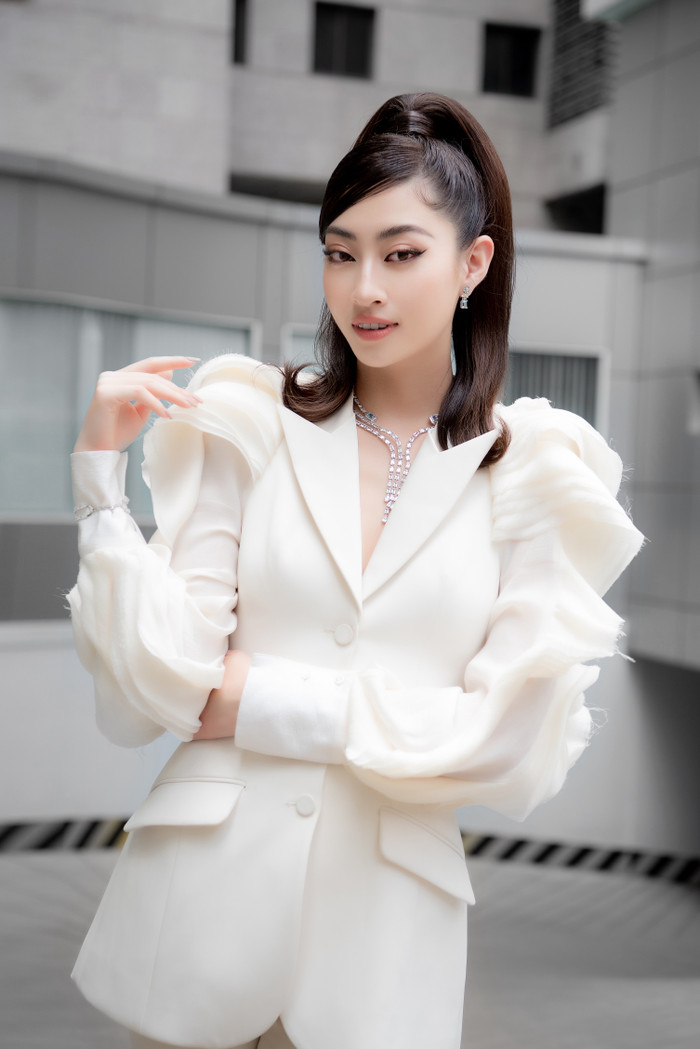 Lương Thùy Linh khiến fan 'xịt máu mũi' với vóc dáng đẹp như thiên thần nội y Ảnh 3