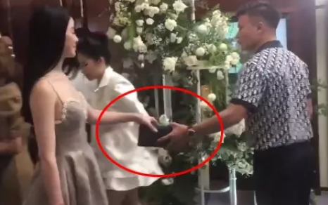 Quang Hải đưa ví cho bạn gái Chu Thanh Huyền giữ  hộ trong đám cưới của Hà Đức Chinh.