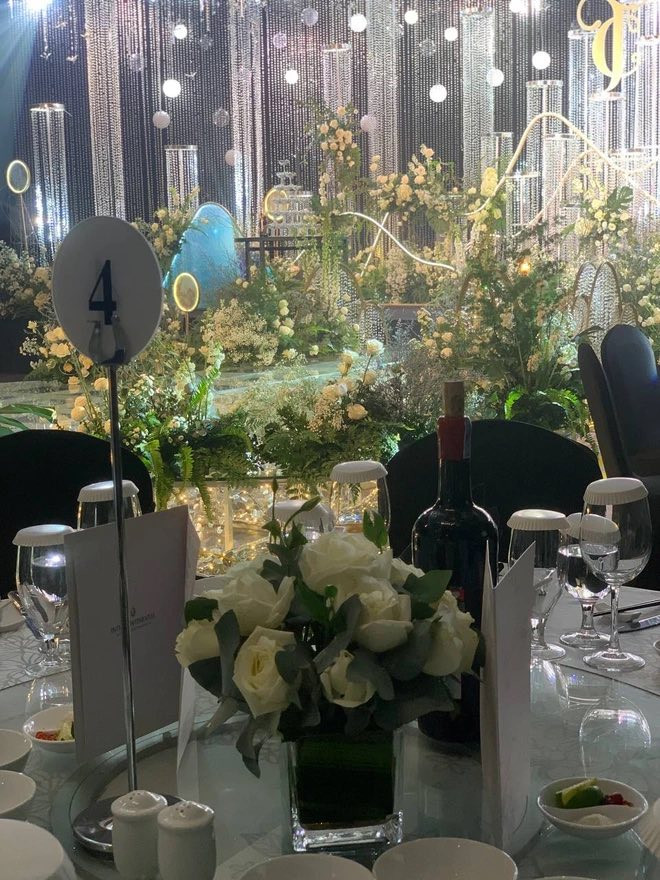 Hà Đức Chinh và bạn gái đầu tư tiệc cưới cực kỳ công phu tỉ mỉ. 