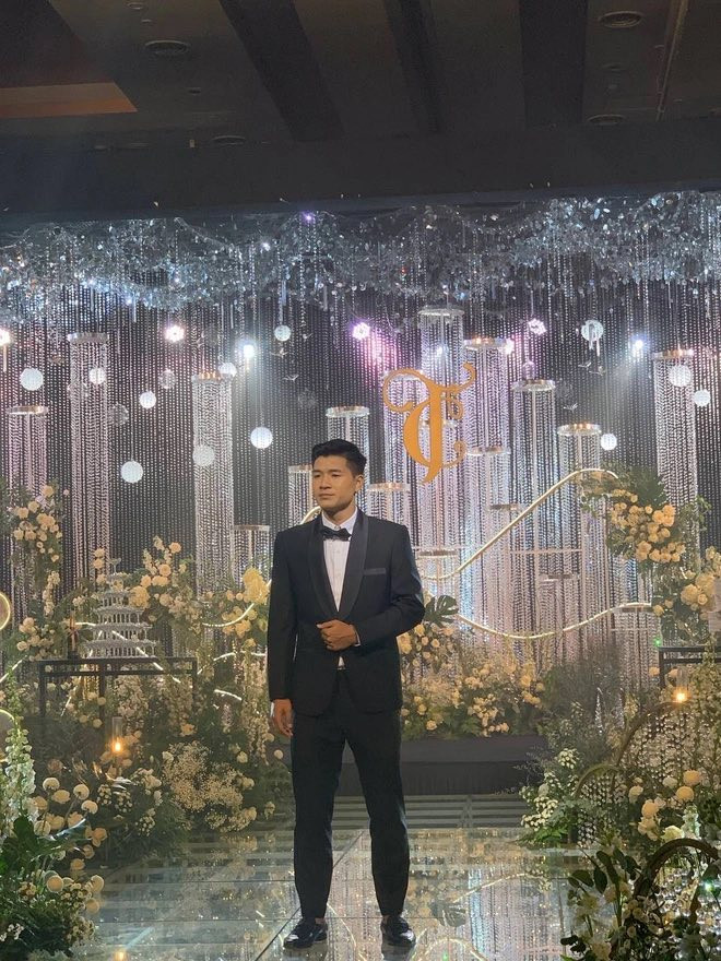 Trong ngày vui, chú rể bảnh bao với vest đen.