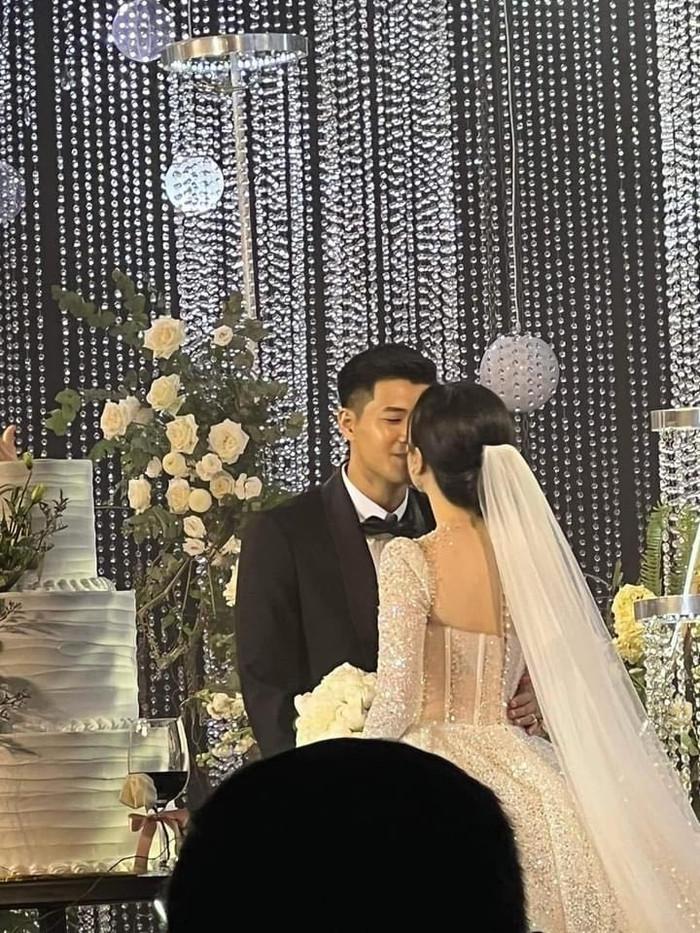 Cả hai trao cho nhau nụ hôn ngọt ngào.