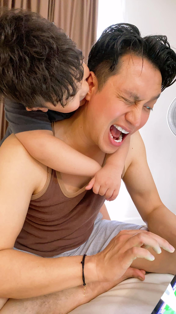 Cậu nhóc có những hành động tinh nghịch dành cho bố