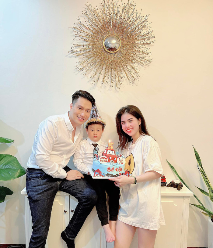 Việt anh và vợ cũ đã cùng nhau tổ chức sinh nhật cho con trai vào hồi tháng 3 vừa qua