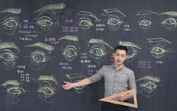 Giảng viên trẻ gây sốt mạng xã hội với những bức ảnh giải phẫu cơ thể người siêu chi tiết trên bảng đen Ảnh 2