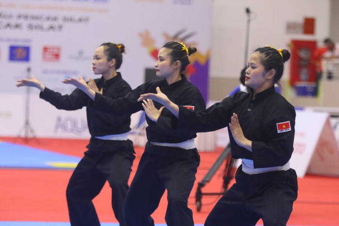 Bộ ba Nguyễn Thị Huyền, Vương Thị Bình và Nguyễn Thị Thu Hà giành HCV nội dung quyền biểu diễn đồng đội.