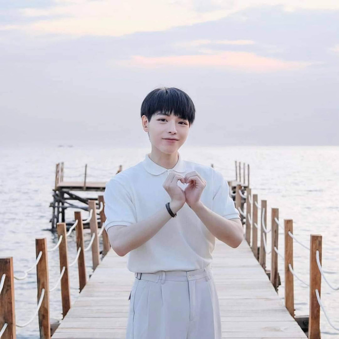 Tạo hình dễ thương của nam ca sĩ.