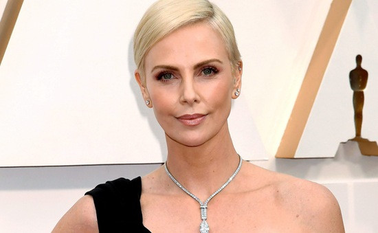 Mỹ nhân Charlize Theron 'spoil' tạo hình nhân vật Clea, netizen trầm trồ vì quá đẹp Ảnh 3