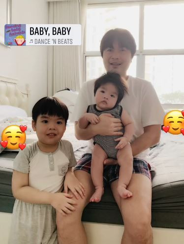 Khoảnh khắc ông xã Lê Khánh và các con chung một khung hình