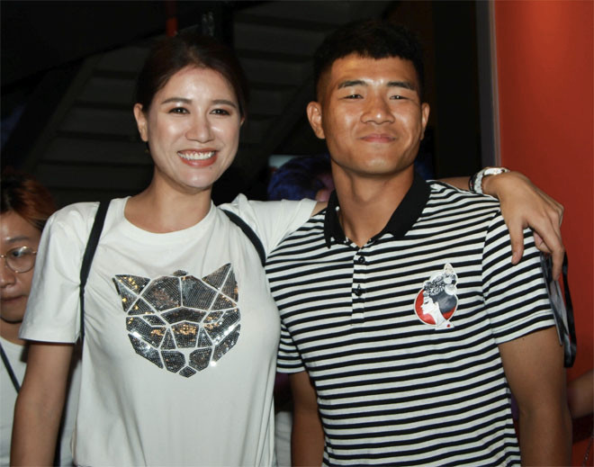 Một cư dân mạng cũng đã giúp cô nàng thanh minh: 'Do bị bệnh nghề nghiệp nên đo eo cô dâu bảo eo nhỏ qua so với eo bả thôi'.