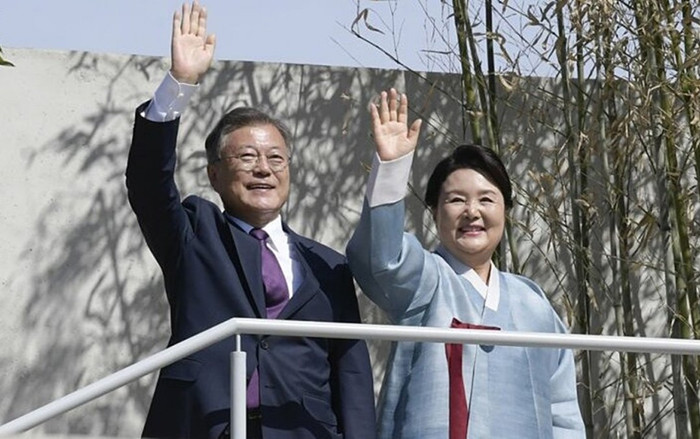 Cựu Tổng thống Hàn Quốc và vợ về quê làm nông Ảnh 2