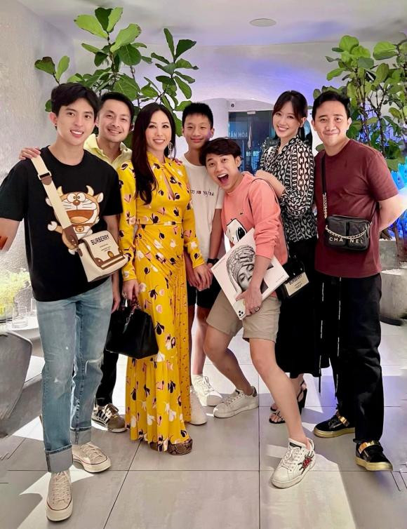 Trúc Nhân khá thân thiết với cặp vợ chồng nam MC nổi tiếng