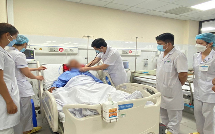 Hái nhầm lá ngón về đun nước uống, hai vợ chồng nhập viện khẩn, một người nguy kịch Ảnh 2