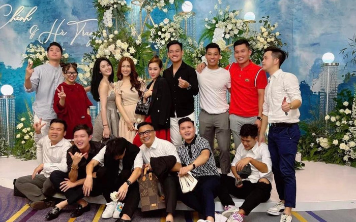 Quang Hải phát 'cẩu lương' khi cầm giày cho bạn gái, lần đầu đứng chung khung hình Ảnh 2