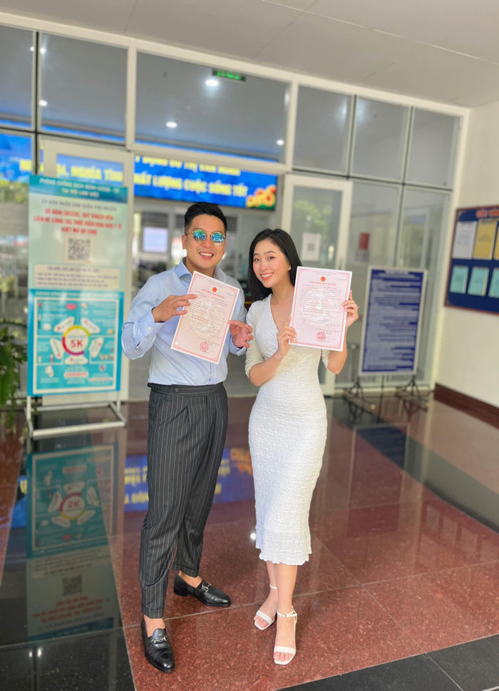 Nữ MC và chồng sắp cưới nở nụ cười hạnh phúc khi chính thức trở thành vợ chồng hợp pháp