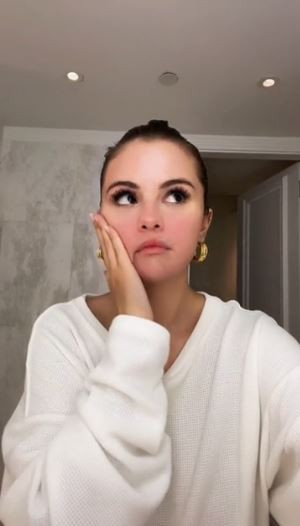 Biểu cảm lạnh lùng và liên tục đảo mắt của Selena khiến cô nàng vướng vào tin đồn 'đá xéo' vợ của tình cũ