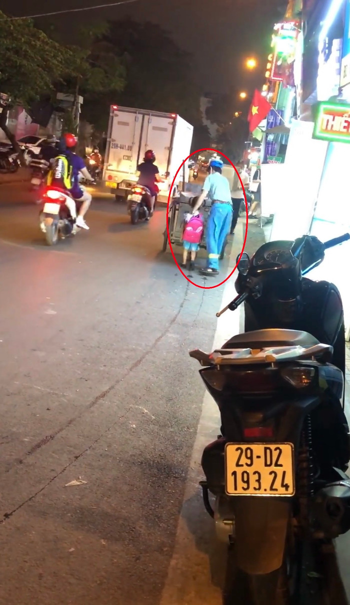 Bé con lẽo đẽo theo bố đi gom rác ở Hà Nội, cử chỉ bố dành cho con khiến nhiều người càng nghẹn ngào hơn Ảnh 1