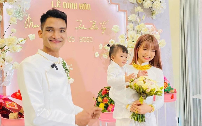 Mạc Văn Khoa đón dâu bằng xe máy, Vy Pumpe đeo vàng 'nặng trĩu cổ' trong lễ đính hôn Ảnh 2