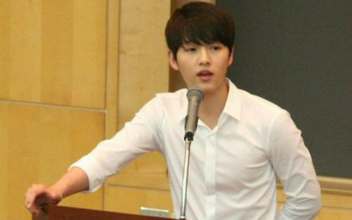 Song Joong Ki từng được tuyển thẳng vào khoa Quản trị tại trường Đại học Sungkyunkwan.
