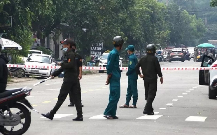 Bình Dương: Người đàn ông đâm gục hai vợ chồng rồi về nhà tự thiêu Ảnh 2