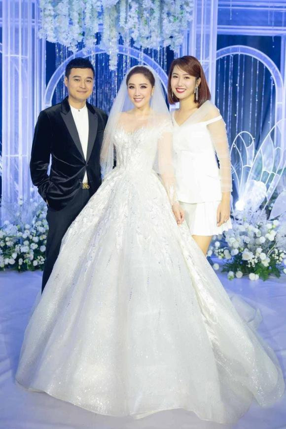 Dù đi giày cao gót nhưng Thúy Ngân vô cũng tinh tế khi nhún nhường ở phía sau, để cô dâu chiếm trọn khung hình trong ngày trọng đại