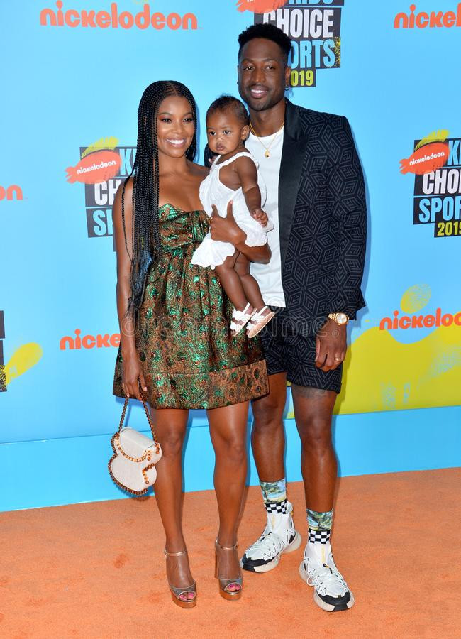 Gabrielle Union (49 tuổi) thực hiện 3 bài tập kéo dài 50 phút mỗi tuần. Cô ấy tập cardio 6 phút mỗi buổi tập, chia làm 3 hiệp chính, mỗi hiệp cách nhau 2 phút. Union cũng thích nhảy dây, chạy, chạy hình elip, chạy máy chạy bộ hoặc đẩy xe trượt tuyết.