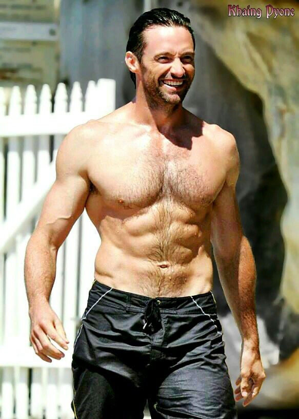 Hugh Jackman (53 tuổi) thích đến phòng tập thể dục vào buổi sáng. Jackman nói rằng nếu tập môn chèo thuyền kết hợp với một số bài tập ngực và chống đẩy thì chắc chắn bạn sẽ có một thân hình cân đối và khỏe mạnh.