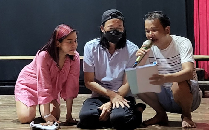 Loạt hình ảnh mới nhất của Hoài Linh tại một buổi diễn tập: Che kín mặt, lộ rõ vẻ mệt mỏi trên sân khấu Ảnh 2