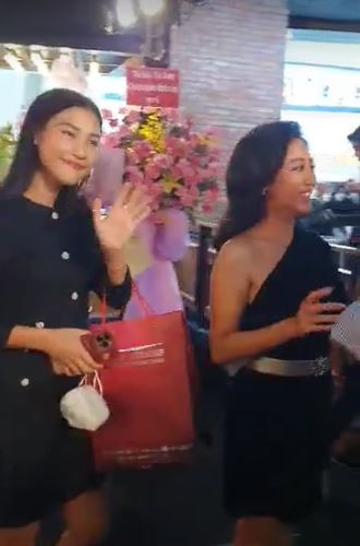 Hoàng Oanh thể hiện thần thái tươi tắn, vui vẻ tại buổi họp báo