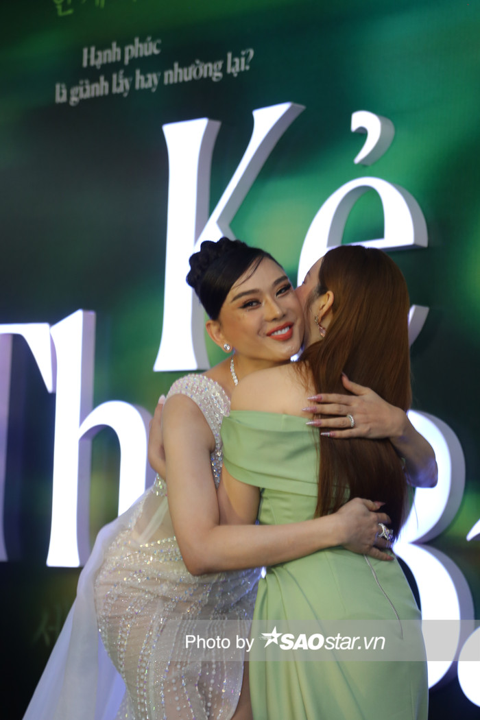 Lâm Khánh Chi ôm chúc mừng người chị em thân thiết Lý Nhã Kỳ. 