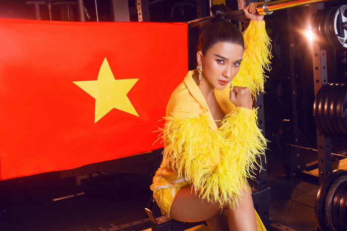 Có thể thấy trong bộ ảnh này, biểu cảm trên gương mặt của nữ diễn viên trở nên mạnh mẽ và tràn đầy sự quyết tâm 