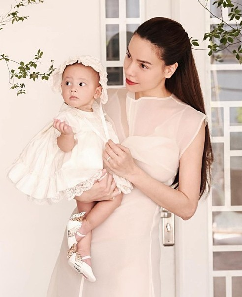 Hồ Ngọc Hà và Lisa.