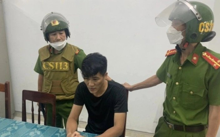 Bị bạn trai nhốt trong nhà đánh đập dã man, cô gái khóc lóc gọi điện thoại cầu cứu cảnh sát Ảnh 2