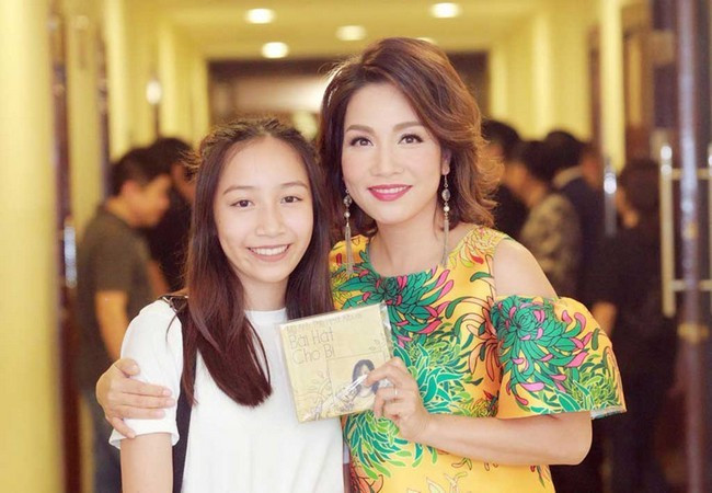 Sinh ra trong một gia đình có truyền thống nghệ thuật nên ngày từ bé, Mỹ Anh đã có cơ hội tiếp xúc với nghệ thuật và cô thường theo mẹ đi diễn ở khắp mọi nơi.