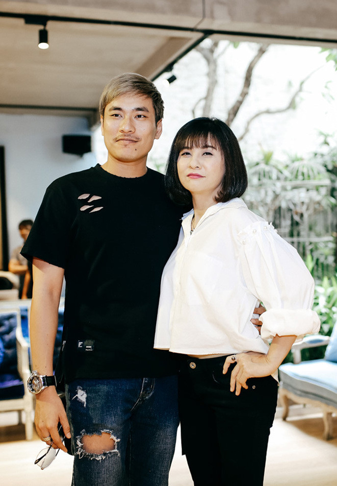 Cả hai gặp nhau trong lần đóng chung một vở diễn ở sân khấu kịch.