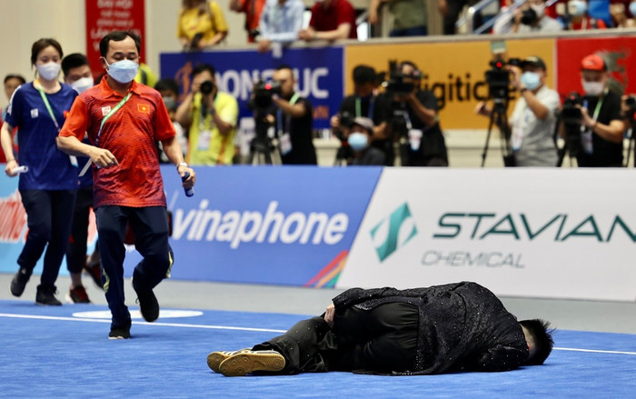 Khoảnh khắc VĐV Việt Nam ngã quỵ vì chấn thương ở SEA Games 31 Ảnh 2