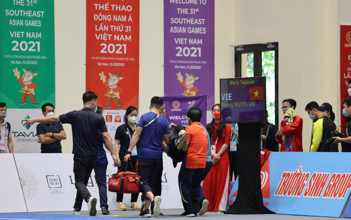 Khoảnh khắc VĐV Việt Nam ngã quỵ vì chấn thương ở SEA Games 31 Ảnh 6
