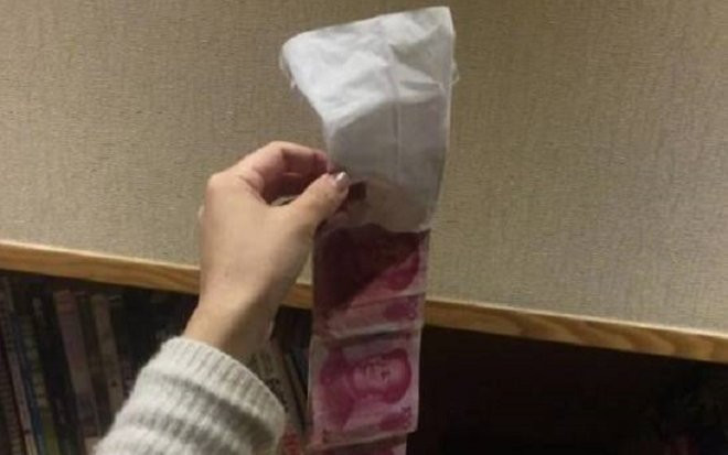 Dùng phòng vệ sinh nhà bạn, cô gái 'tá hỏa' phát hiện một 'gia tài' và sự thật đằng sau Ảnh 2