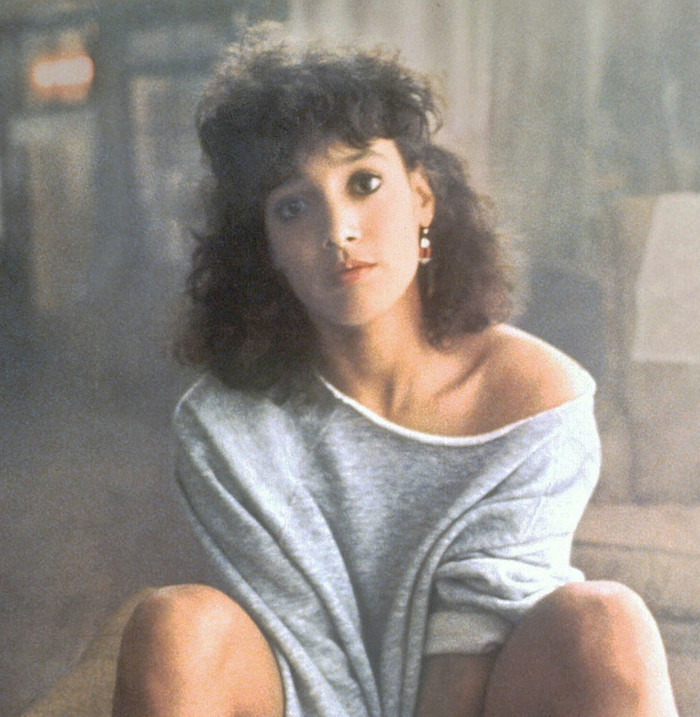 Bộ phim 'Flashdance' từ năm 1983 có thể được coi là cánh chim đầu đàn góp công lớn khiến chị em đam mê áo trễ vai.