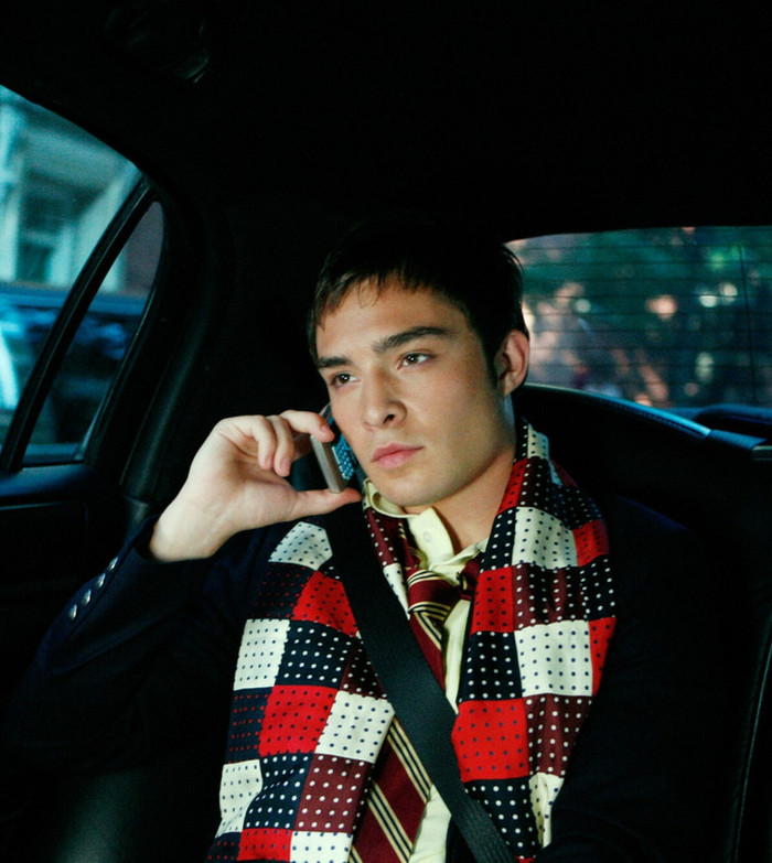 Năm 2007, khăn quàng của anh chàng Chuck Bass khiến fan của 'Gossip Girl' phát cuồng. Thời điểm đó, rất nhiều thương hiệu thời trang đã sản xuất các mẫu khăn tương tự.