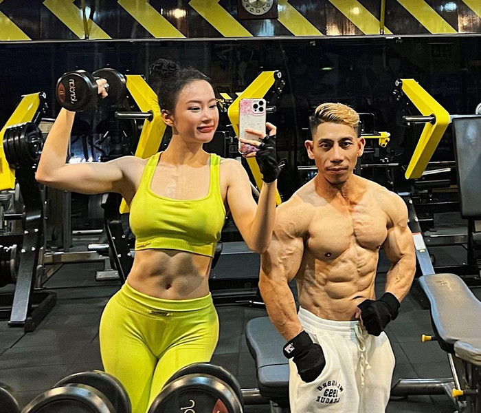 Phạm Văn Mách thường xuyên xuất hiện trên các clip luyện tập của Angela Phương Trinh. Lực sĩ U50 là người đã truyền cảm hứng cho nữ diễn viên.