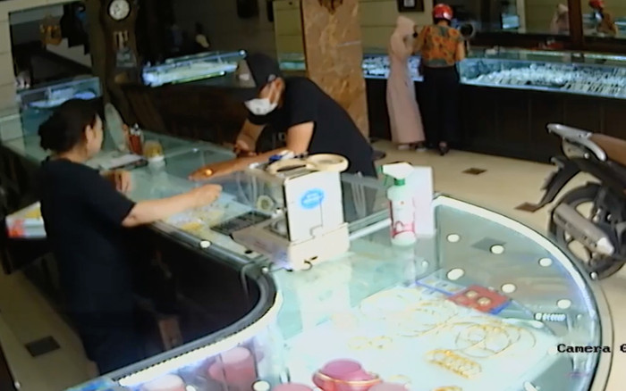 Công an truy tìm kẻ bịt mặt vờ mua trang sức rồi cướp vàng tẩu thoát ở Bắc Giang Ảnh 2